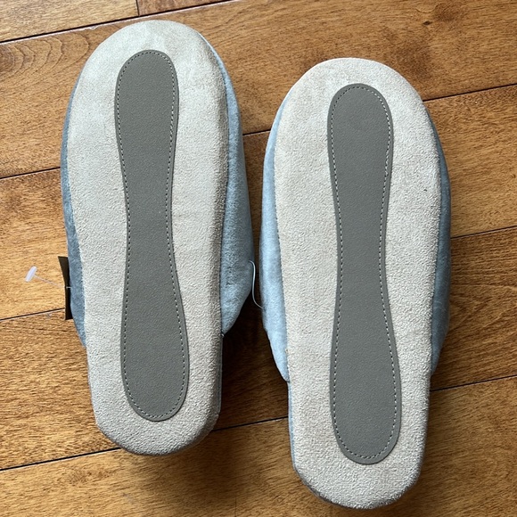 Brand new indoor slippers - Picture 3 of 4